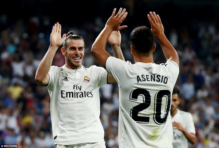   Bước vào hiệp 2, Real tấn công với tốc độ nhanh, quyết tâm hơn. Phút 51, Asensio đi bóng sát đường biên ngang sau đó có đường căng ngang thuận lợi để Bale dứt điểm chuẩn xác nâng tỉ số lên 2-0 (Ảnh: Reuters).