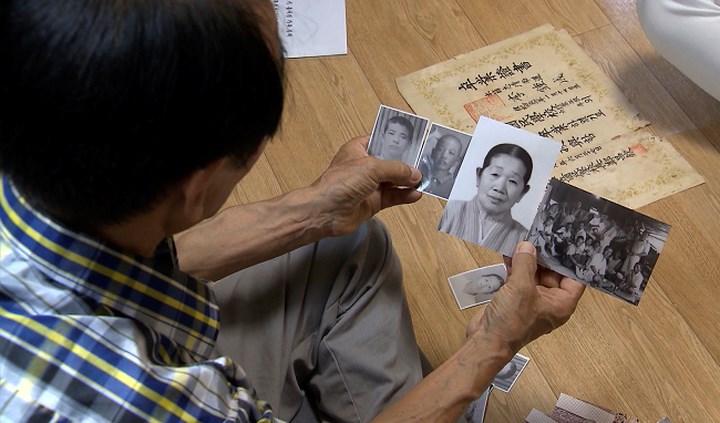 Lee Soo-nam, 77 tuổi, người Hàn Quốc cầm bức ảnh của một số thành viên trong gia đình đang sống ở Triều Tiên.  Ảnh: Yonhap.