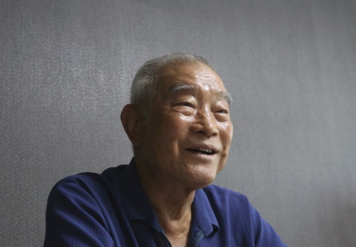 Ông Kim Kwang-ho, 79 tuổi đang kể với phóng viên về những người thân sống ở Triều Tên. Ảnh: AP.