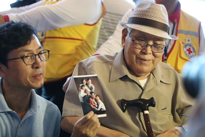 Cụ ông Hàn Quốc 89 tuổi này sẽ đưa bức ảnh gia đình đang cầm trên tay cho con gái ông đang sống  ở Triều Tiên khi họ gặp mặt. Ảnh: Yonhap.