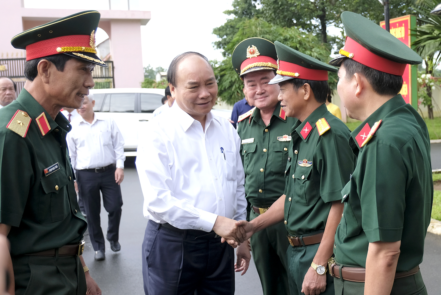 Cán bộ, chiến sỹ Binh Đoàn 16 đón Thủ tướng Nguyễn Xuân Phúc tới thăm.