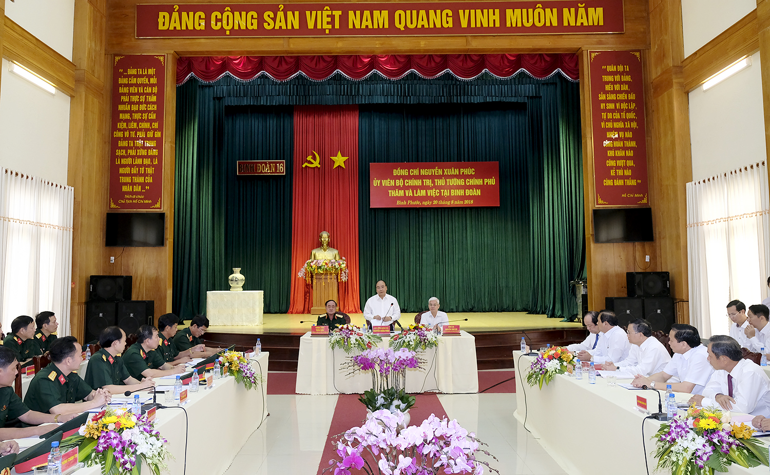 Thủ tướng Nguyễn Xuân Phúc nói chuyện với cán bộ, chiến sỹ Binh đoàn 16 - Ảnh: VGP
