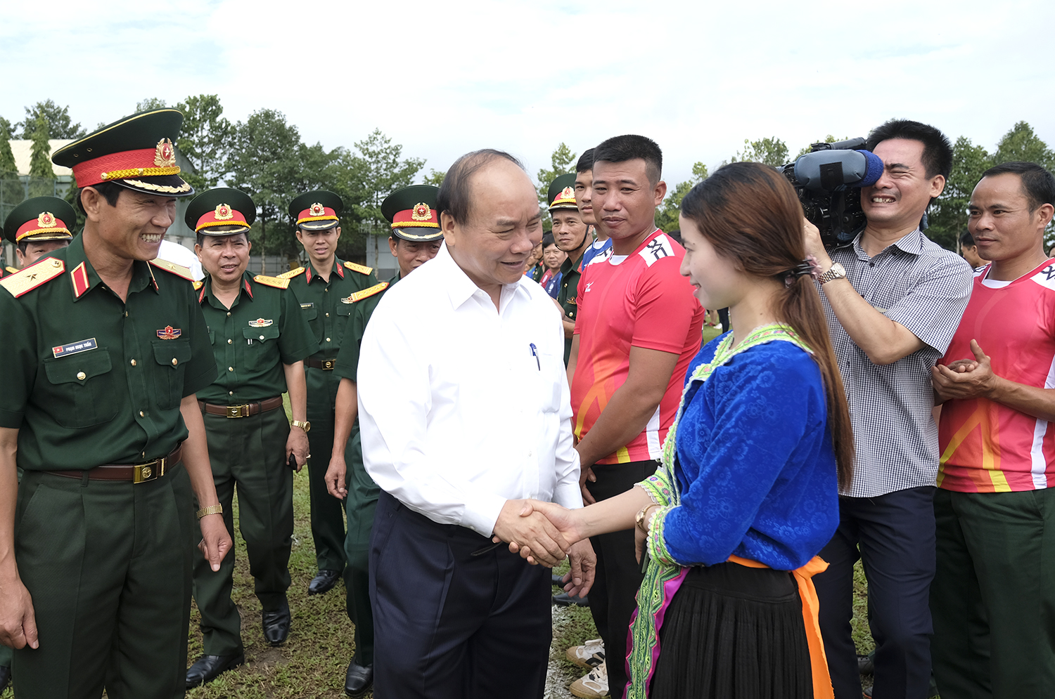 Thủ tướng Nguyễn Xuân Phúc thăm hỏi, động viên cán bộ, chiến sỹ, đồng bào dân tộc thiểu số, người lao động của Binh đoàn - Ảnh: VGP