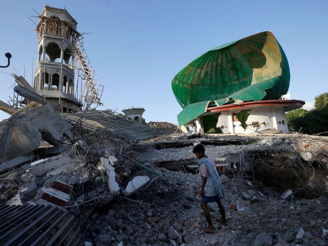 Scene taken after a August 9 quake hit the Lombok island, Indonesia. (Photo: AP/EFE/Reuters/Getty)