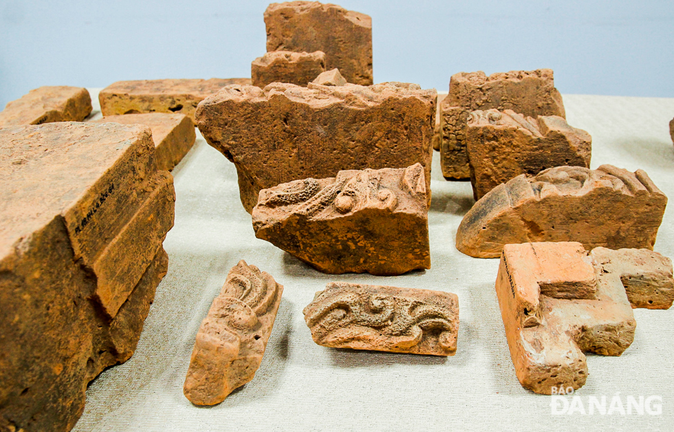 Hiện vật bằng gạch được khai quật tại di tích Chăm Phong Lệ, Theo các chuyên gia, hoa văn trên số gạch này 