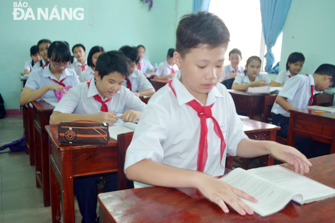 Miễn học phí cũng gây khó khăn không nhỏ cho các trường, nhất là những trường có số lượng học sinh đông. TRONG ẢNH: Một giờ học tại Trường THCS Tây Sơn, quận Hải Châu.