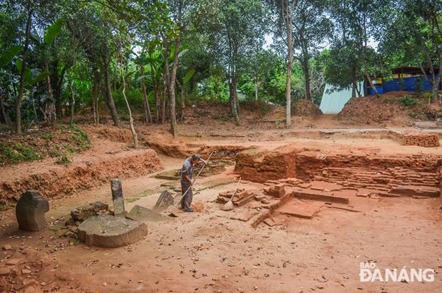 Archaeologists from the Archeology Faculty of the Ha Noi University of Social Sciences and Humanities excavated an area of 350m2 at a Cham relic site in Phong Le Village