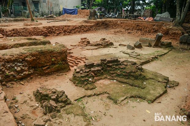 According to Master’s degree holder Nguyen Huu Manh from the University, foundations of a Cham tower complex were unearthed during the 3rd excavation. In particular, a 16m50-long foundation of a Cham tower was discovered at the site, and it was thought to be a gate tower leading to the main tower.