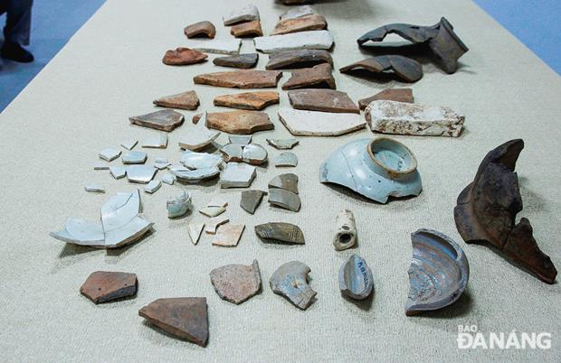 Also, there were many pieces of bricks, roof tiles and decorative items made of sandstone and ceramics from the Champa era and China’s Song Dynasty.