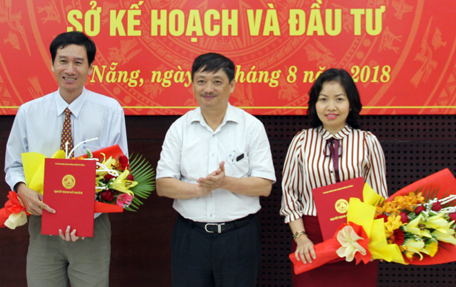 Phó Chủ tịch Thường trực UBND thành phố Đặng Việt Dũng (giữa) trao quyết định bổ nhiệm cho các tân Phó Giám đốc Sở Kế hoạch và Đầu tư. Ảnh: Q.KHẢI