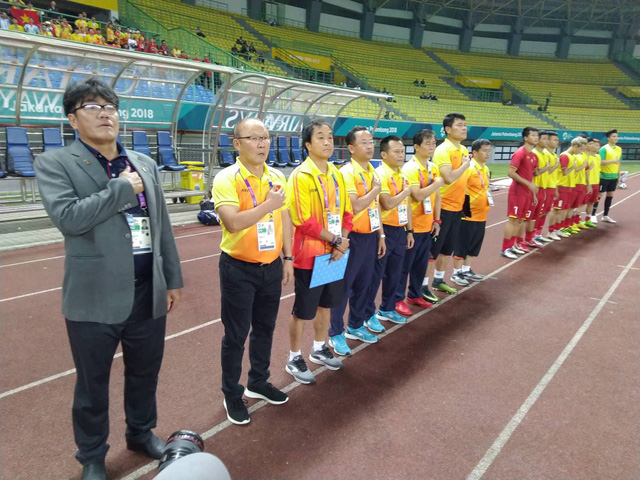 HLV Park Hang Seo và ban huấn luyện chào cờ trước trận đấu