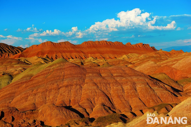 Hệ thống núi đá được hình thành từ sa thạch đỏ với đặc trưng là các vách núi thẳng đứng do phong hóa và xói mòn gây ra. Đây là cảnh quan núi đá độc nhất vô nhị tại Trung Quốc.
