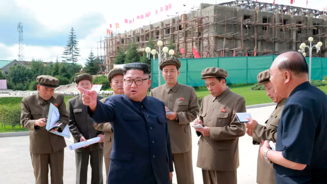 Ông Kim Jong-un thị sát công trường xây dựng tại Samjiyon (Ảnh: KCNA)