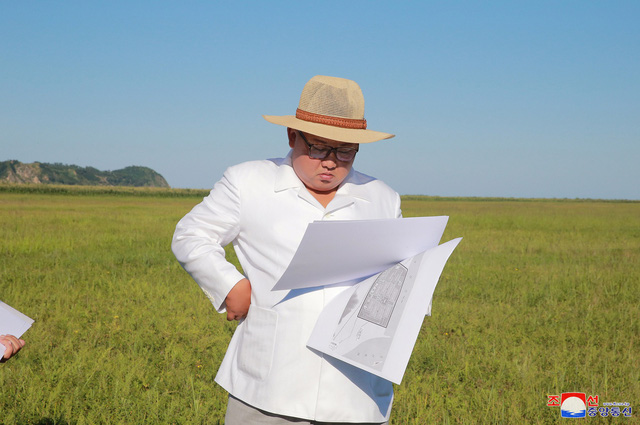 Ông Kim Jong-un xem bản vẽ của một công trình xây dựng ở tỉnh Bắc Hamgyon (Ảnh: Reuters)