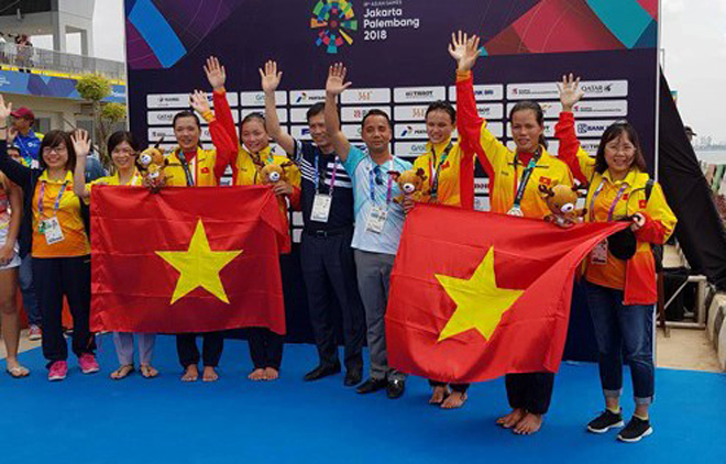 Các thành viên đội thuyền 4 mái chèo đơn nữ hạng nặng Việt Nam hân hoan với thành tích HCB ASIAD 2018. Ảnh: NHẬT ANH