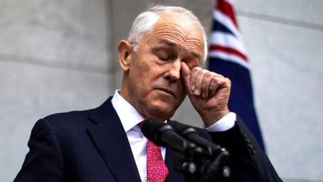 Thủ tướng Malcolm Turnbull lau nước mắt khi có nhiều bộ trưởng xin từ chức. Ảnh: BBC