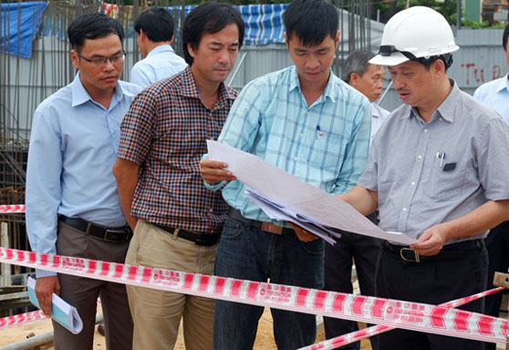 Phó Chủ tịch Thường trực UBND thành phố Đặng Việt Dũng (bìa phải) kiểm tra tiến độ công trình Trung tâm y tế dự phòng thành phố.