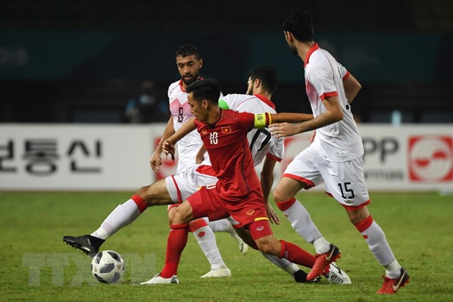 Cầu thủ Nguyễn Văn Quyết (số 10) của Olympic Việt Nam tranh bóng quyết liệt với các cầu thủ Olympic Bahrain tại vòng 1/8 ASIAD 2018 diễn ra ở Bekasi, Indonesia ngày 23/8. (Ảnh: AFP/TTXVN)