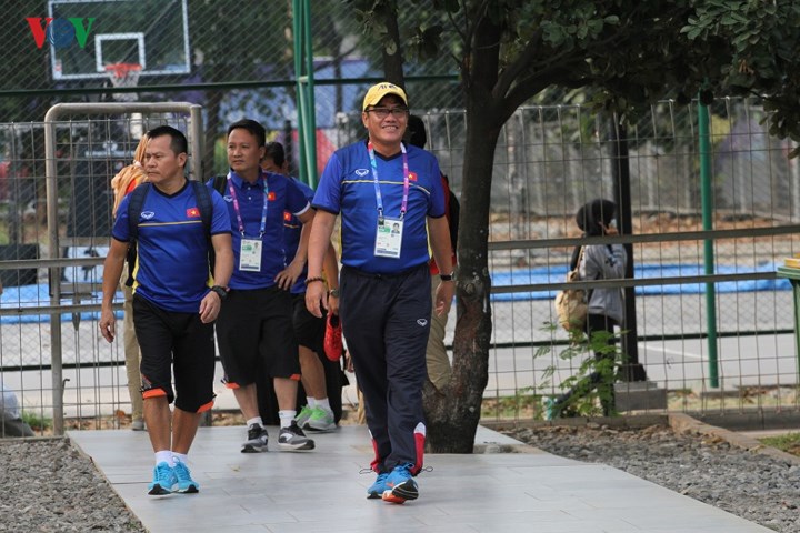 Đúng 15h45, Trưởng đoàn bóng đá nam tại ASIAD 2018 Dương Vũ Lâm đã cùng ĐT Olympic Việt Nam bước vào sân tập A, khu Tổ hợp Gelora Bung Karno.
