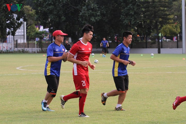 Trung vệ Đình Trọng cũng tập cùng các đồng đội sau khi vắng mặt ở trận gặp Olympic Bahrain vì chấn thương. 