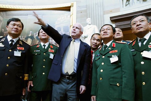 Năm 2013, Thượng nghị sĩ John McCain (giữa) hướng dẫn và giới thiệu tòa nhà Thượng Nghị Viện Hoa Kỳ với Thượng tướng Đỗ Bá Tỵ (phải), Thứ trưởng Bộ Quốc phòng Việt Nam. Ảnh: Reuters
