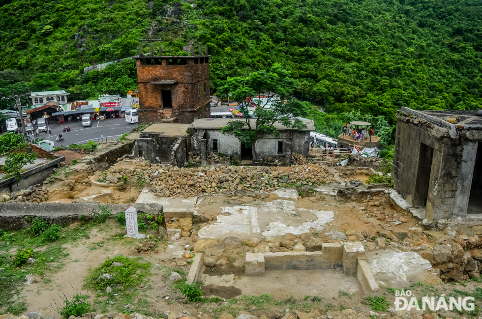 Since April, an excavation has begun on an area of around 900m2 on the Hai Van Gate. As a result, the remains of architectural vestiges of the Nguyen Dynasty on the Gate have been unearthed. Included were stair steps, the entrance paths to the site, sections of the foundations of a warehouse, and working and living houses for proconsuls. 