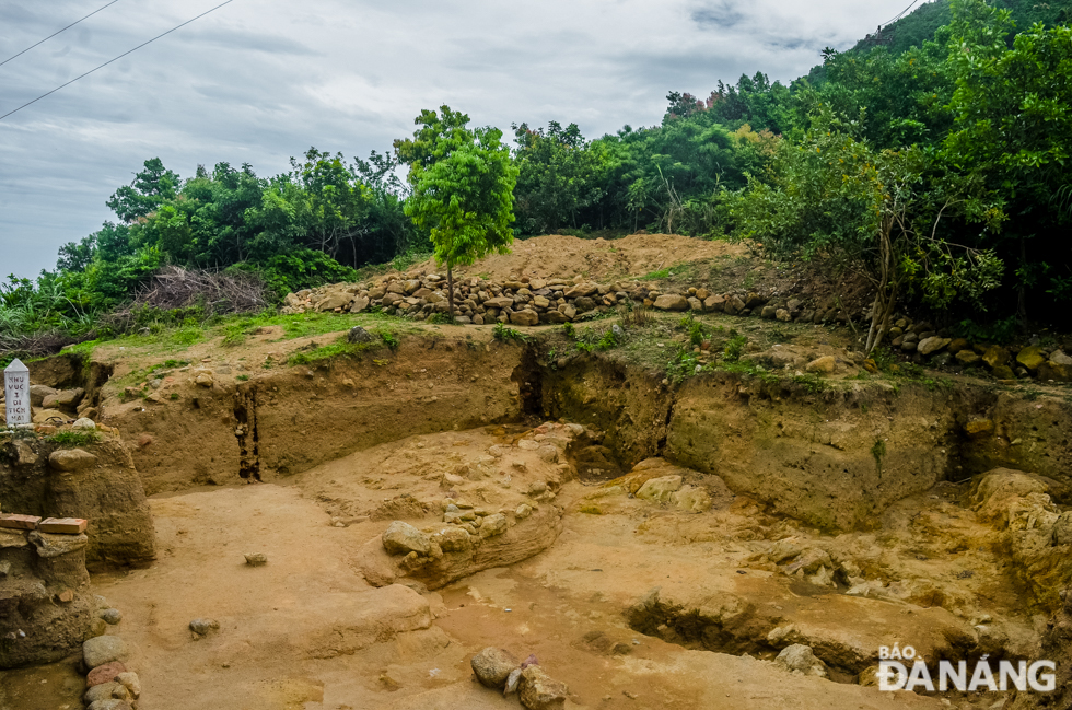 A section of the 2.6m -2.8m wide north-south route dating back to 1470, connecting the Imperial City of Hue, the ancient capital of Viet Nam, with the Hai Van Gate, was discovered during the excavation.  