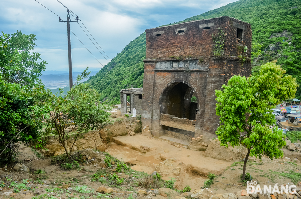 A total of 10 stair steps, totalling 7.4m in length and 5.5m in width, to the southwest of the Hai Van Gate, were found at the site.