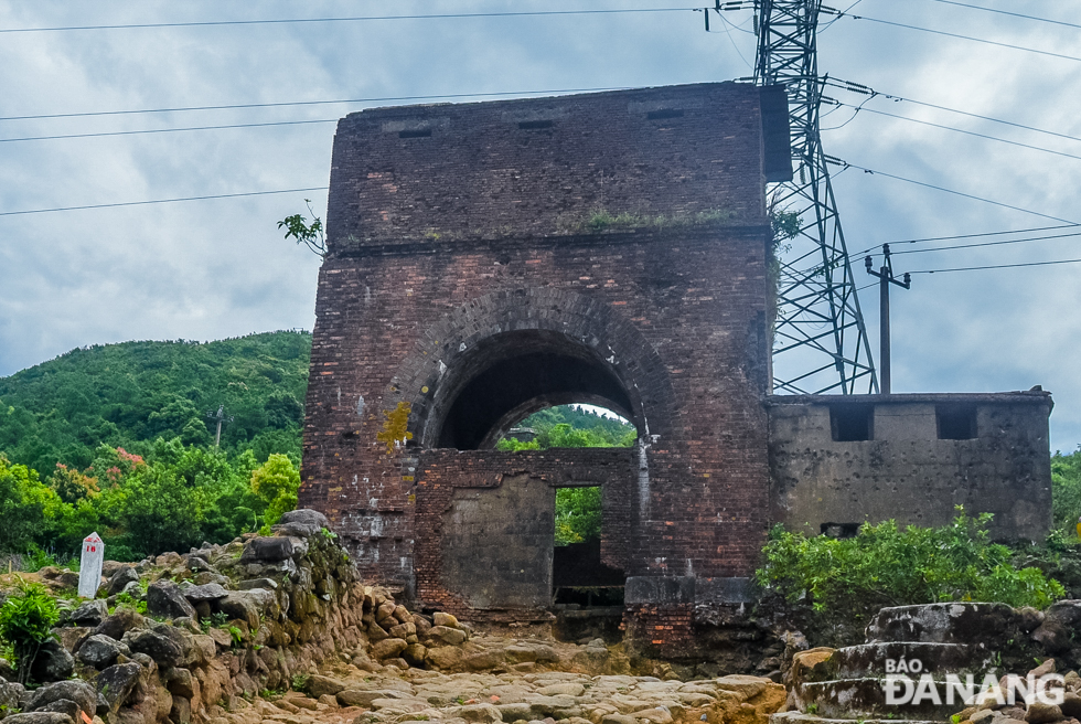 During the excavation, many architectural works which were built during the 1946 -1975 period were found. During that period, the French and US soldiers constructed houses, blockhouses, bases, fortifications and gun pedestals when they stationed at the Gate.