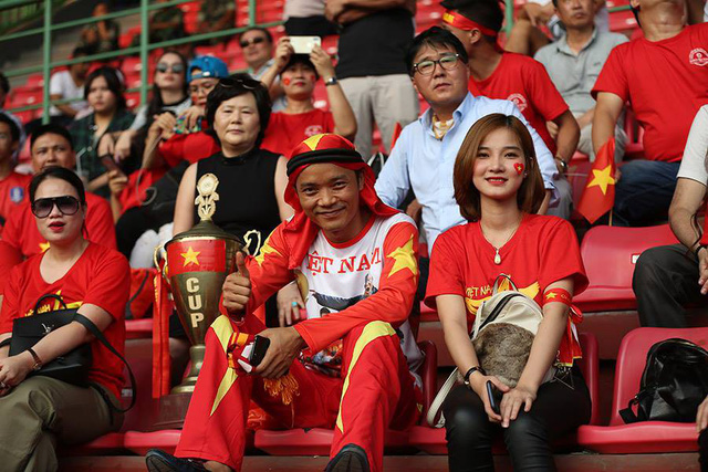Sắc màu rực rỡ của cổ động viên Việt Nam đang nhuộm đỏ Patriot