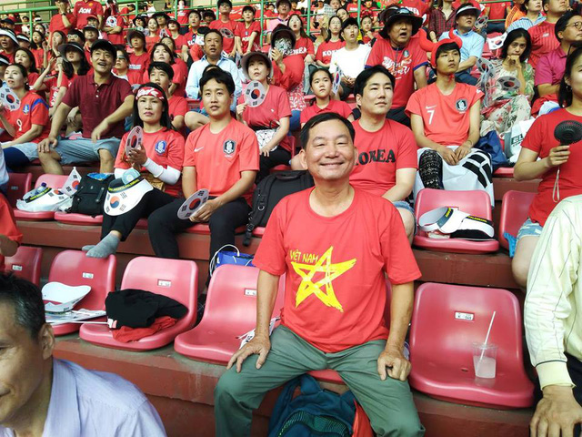 Cổ động viên Việt Nam đến sớm hòa chung với cổ động viên Hàn Quốc theo dõi trận tứ kết giữa Hàn Quốc và Uzbekistan