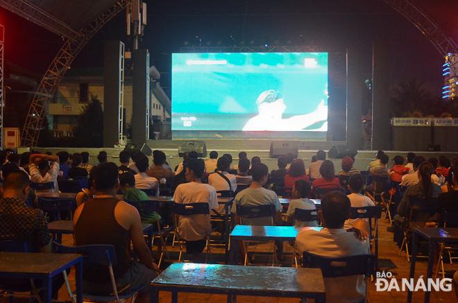 Tại công viên Biển Đông, một màn hình led cỡ lớn đã được dựng lên để phục vụ người dân xem bóng đá.