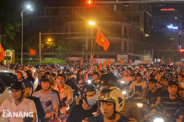 Despite being late at night, a large number of fans taking to many major streets to celebrate the victory