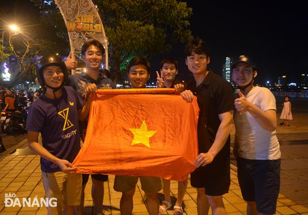 Some tourists from South Korea, along with Vietnamese fans, loudly chanting ‘Long Live Park Hang Seo’ in the celebratory mood