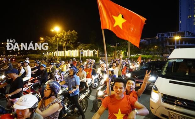 Celebrating fans loudly chanting ‘Viet Nam’ with their deep pride in the talented Vietnamese players