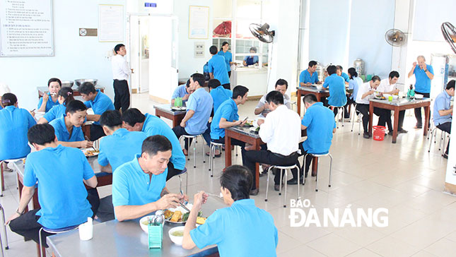 Bếp ăn tập thể ở Công ty TNHH MTV Xổ số kiến thiết và Dịch vụ in Đà Nẵng luôn bảo đảm các tiêu chí chất lượng, an toàn vệ sinh thực phẩm.