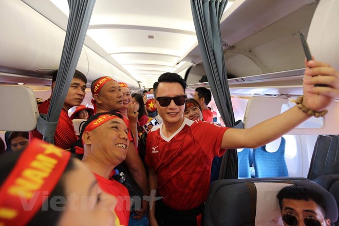 Ca sỹ Hoàng Bách cùng nhiều cổ động viên đang trên đường sang Indonesia để tiếp lửa cho thầy trò ông Park Hang Seo (Ảnh: Việt Hùng/Vietnam+)