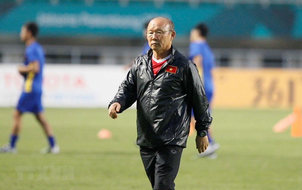 Huấn luyện viên Park Hang-seo tại buổi tập luyện của Olympic Việt Nam. (Ảnh: Hoàng Linh/TTXVN)
