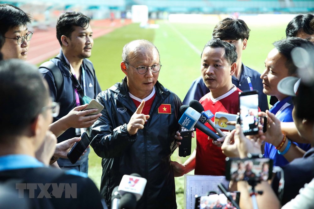 Huấn luyện viên Park Hang-seo trả lời phỏng vấn của báo chí trước buổi tập. (Ảnh: Hoàng Linh/TTXVN)