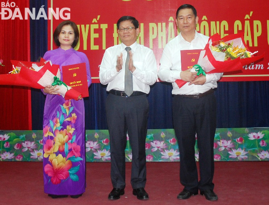 Phó Bí thư Thường trực Thành ủy Võ Công Trí trao Quyết định của Ban Thường vụ Thành ủy cho đồng chí Nguyễn Thanh Quang và Lê Thị Mỹ Hạnh