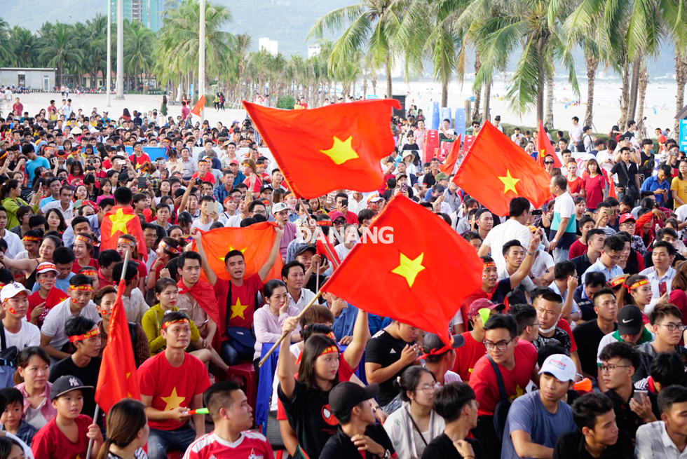 Đông đảo người dân tập trung tại công viên Biển Đông để cổ vũ đội tuyển Olympic Việt Nam. Ảnh: LÊ THANH