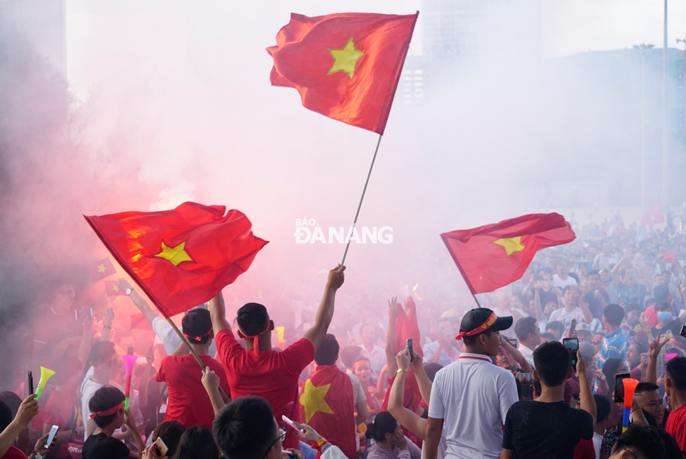 Người hâm mộ vỡ òa với tuyệt phẩm sút phạt rút ngắn tỷ số xuống còn 1 - 3 của Olympic Việt Nam