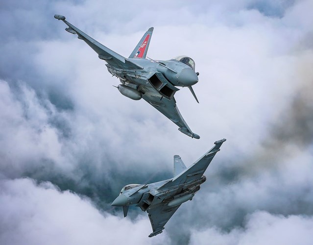 Hai chiếc Typhoon FGR4 bay biểu diễn trên bầu trời tại triển lãm hàng không Cosford.