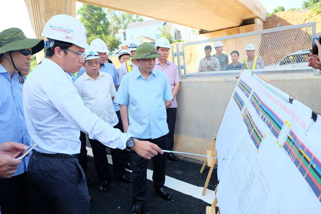 Bộ trưởng Bộ GTVT Nguyễn Văn Thể (người đội mũ cối) kiểm tra tiến độ công trình vào đầu tháng 8-2018