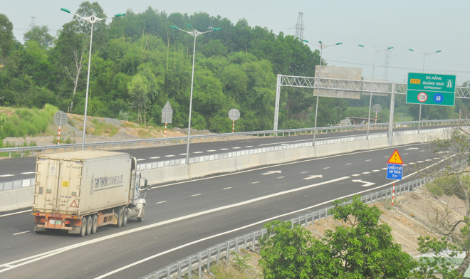 Cao tốc Đà Nẵng-Quảng Ngãi (đoạn Tam Kỳ-Quảng Ngãi) đang được gấp rút hoàn thiện