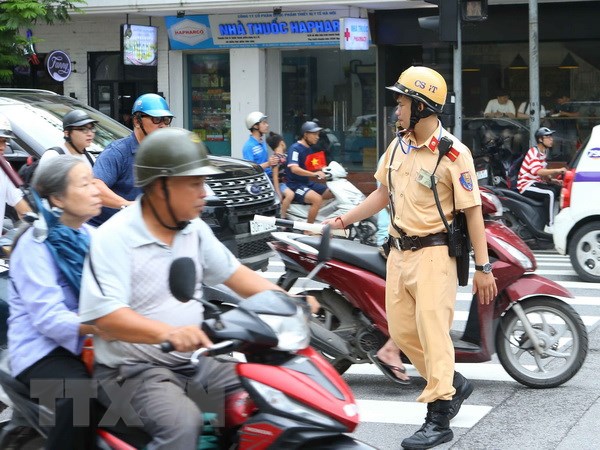 Cảnh sát giao thông làm nhiệm vụ tại phố Hàng Bài-Tràng Tiền. (Ảnh: Doãn Tấn/TTXVN)