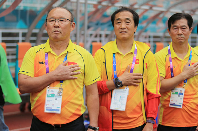 Với tài cầm quân của HLV Park Hang-seo (bìa trái), người hâm mộ hy vọng O.Việt Nam sẽ giành được thắng lợi trong trận tranh HCĐ cùng O.UAE.Ảnh: ĐỨC CƯỜNG