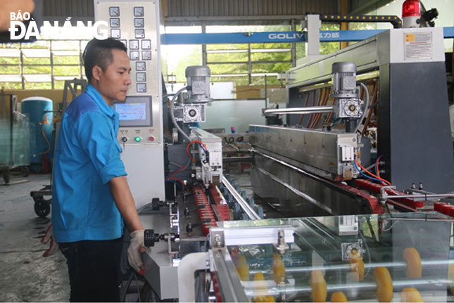 Dây chuyền công nghệ sản xuất tại Công ty CP Kim Cương Kính.