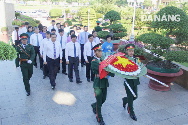 Lãnh đạo thành phố đặt vòng hoa và dâng hương tưởng niệm các anh hùng, liệt sĩ