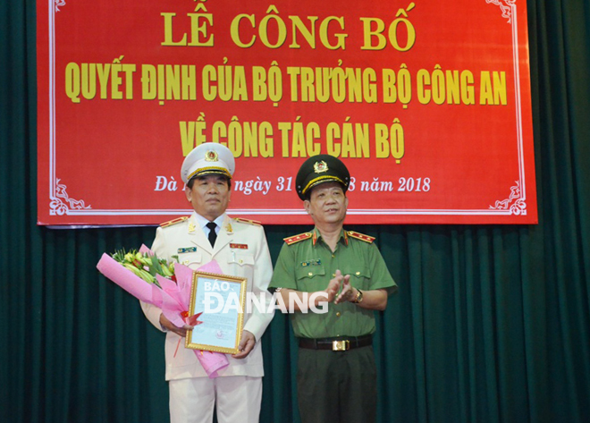Thứ trưởng Bộ Công an Nguyễn Văn Sơn trao quyết định của Bộ trưởng Bộ Công an về bổ nhiệm giám đốc đối với Thiếu tướng Vũ Xuân Viên